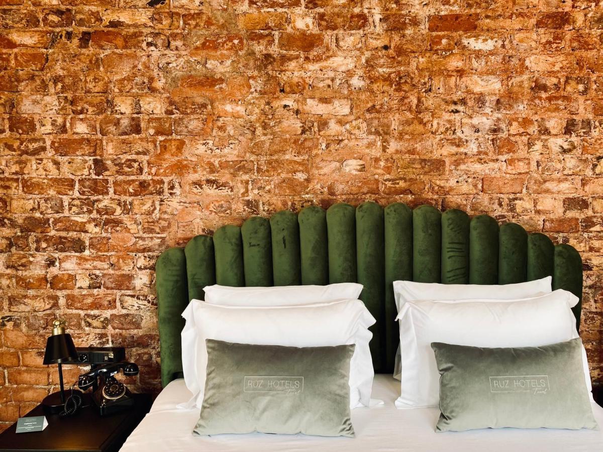 Ruz Hotels Istanbul Ngoại thất bức ảnh A bed with a green headboard