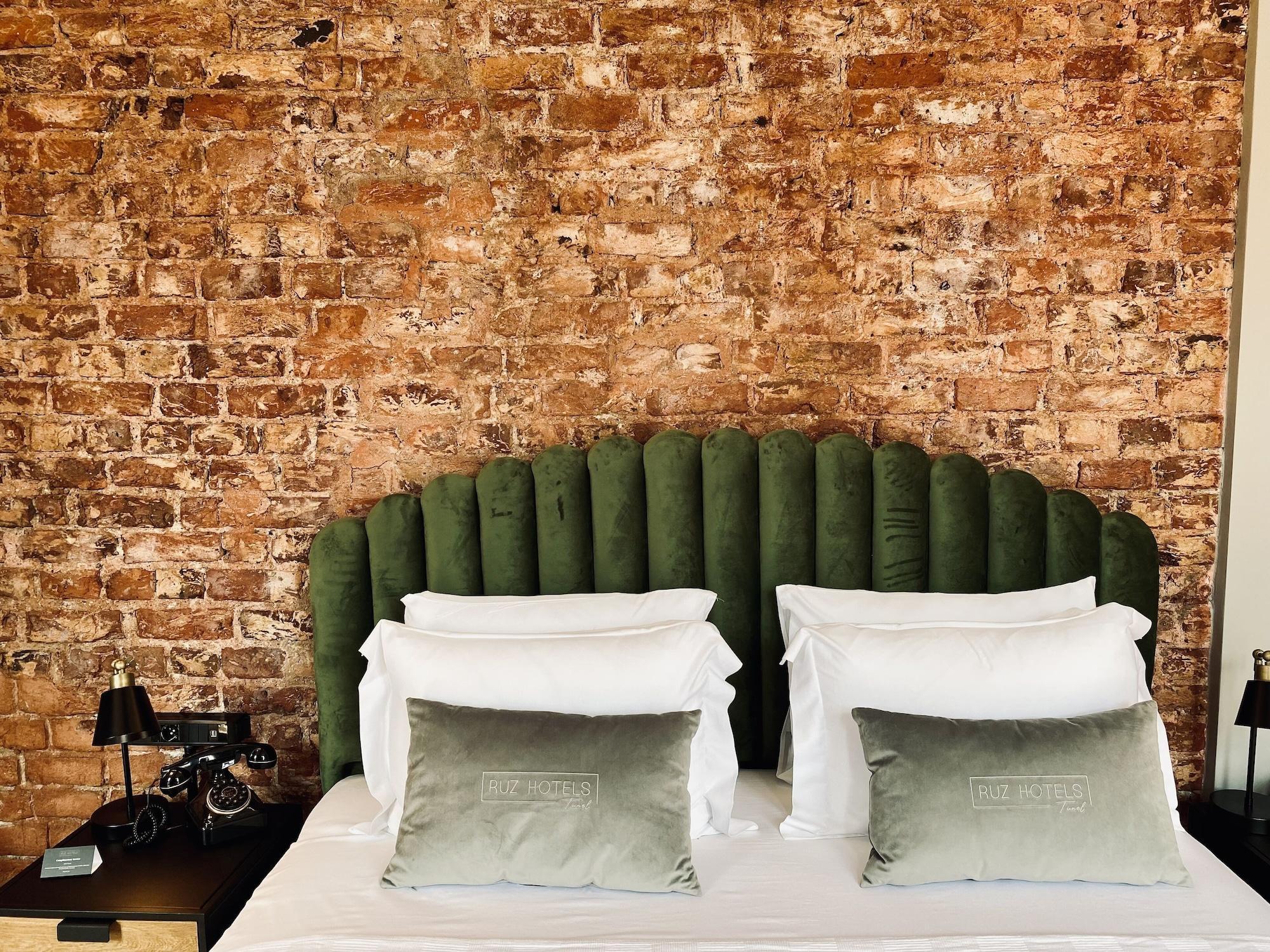 Ruz Hotels Istanbul Ngoại thất bức ảnh A bed with two pillows