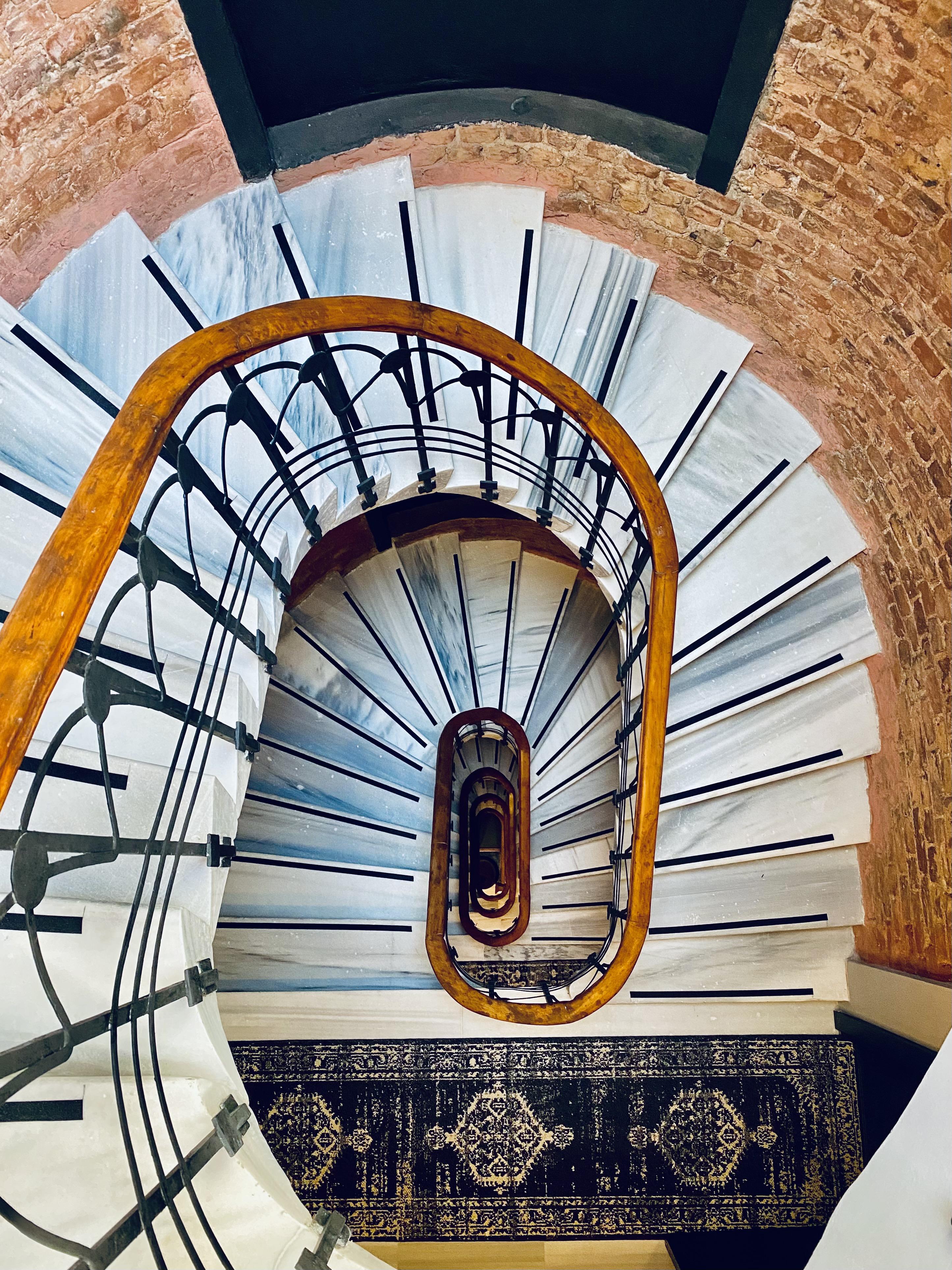 Ruz Hotels Istanbul Ngoại thất bức ảnh Spiral staircase